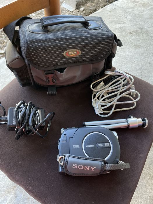 Cameră video Sony Handycam DCR-DVD106 + Geantă, Trepied și Cabluri