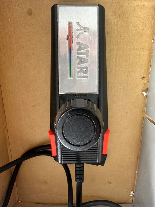 Конзола Atari 2600 с оригинална кутия.