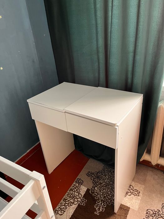 Столик туалетный