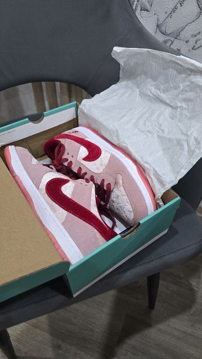 кроссовки nike sb dunk strange love