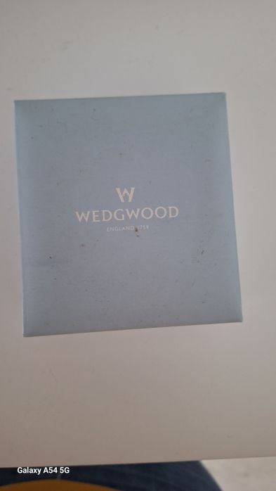 Butoni Wedgwood.