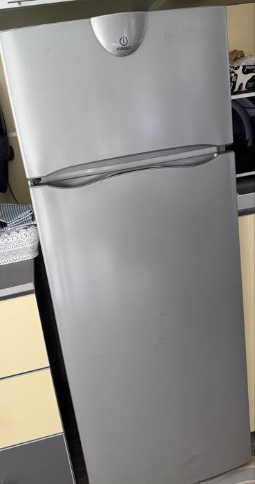 Хладилник с фризер Indesit