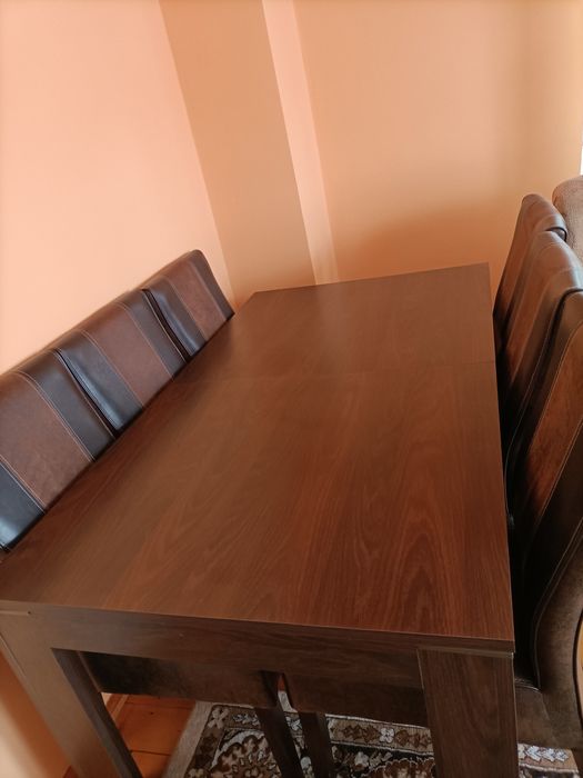 Vând masa extensibila și 6 scaune
