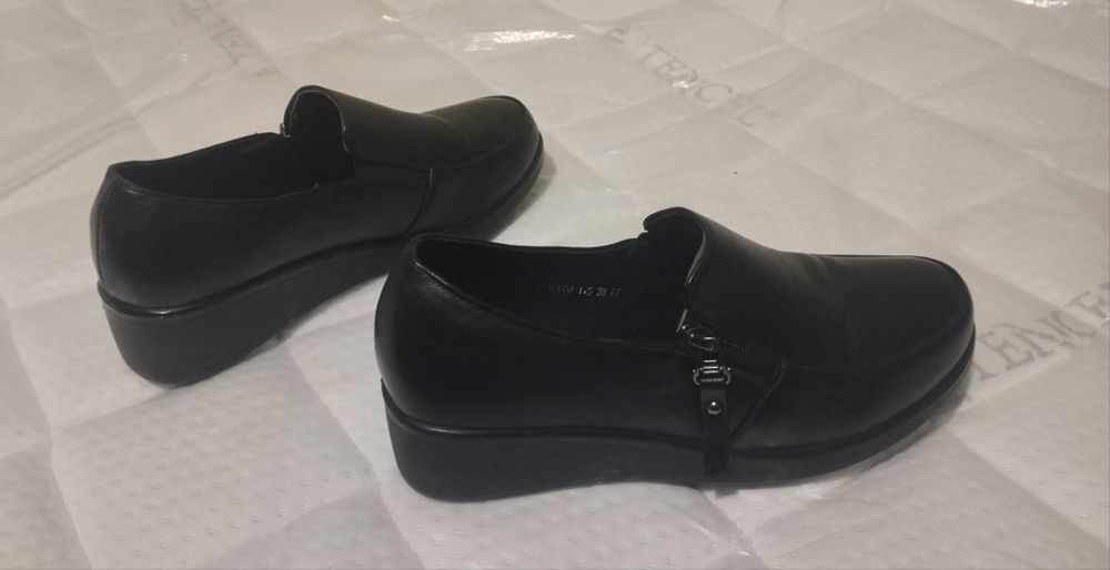 Женские чёрные туфли
