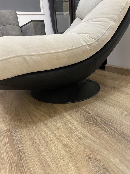 Продам Два стола и пуфик