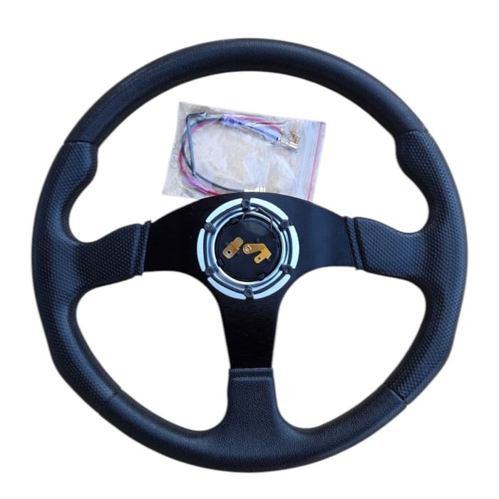 Volan sport universal cu buton de claxon