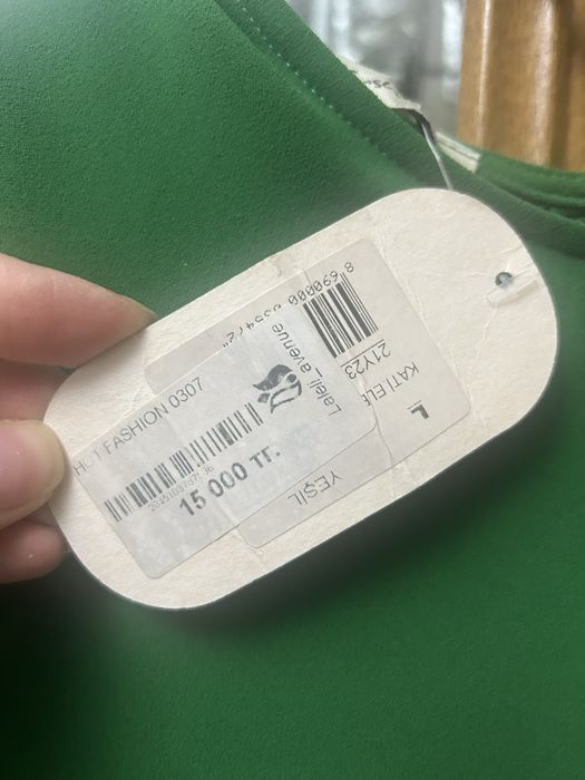 Продам платье белое и зеленое