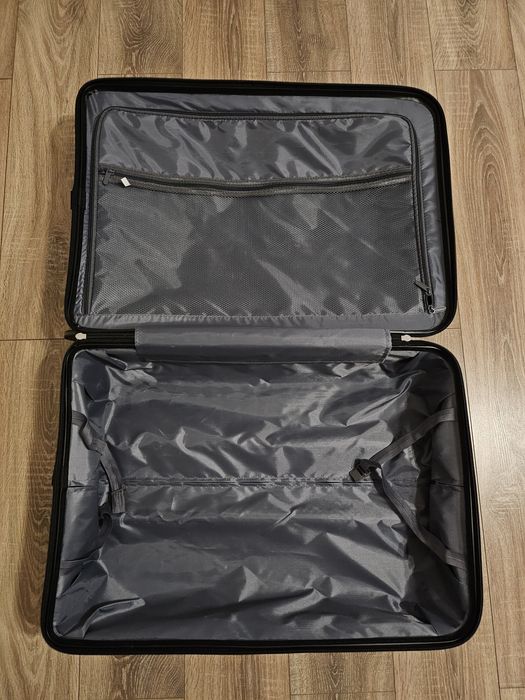 Чёрный большой чемодан