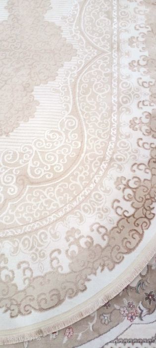 Продам овальный белый ковер.