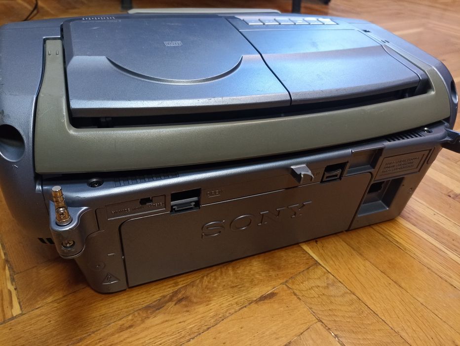 Radio-Casetofon cu CD Sony, model CFD-V7, recondiționat, perfect funcțional.