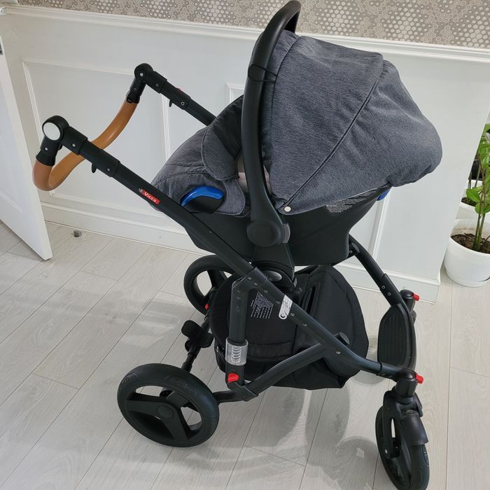 Продам универсальную  коляку