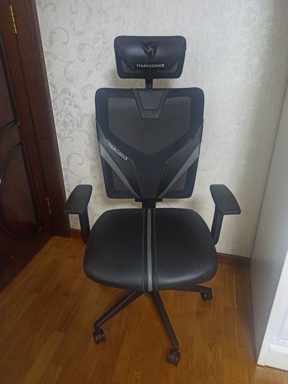 Геймерское кресло Thunder X3 Yama 1. В отл. состоянии: 140 у.е ...