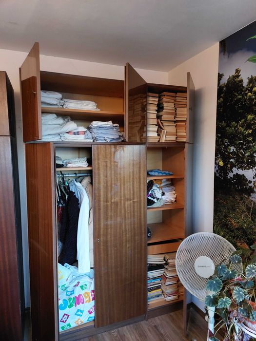 Трикрилен гардероб със надстройка