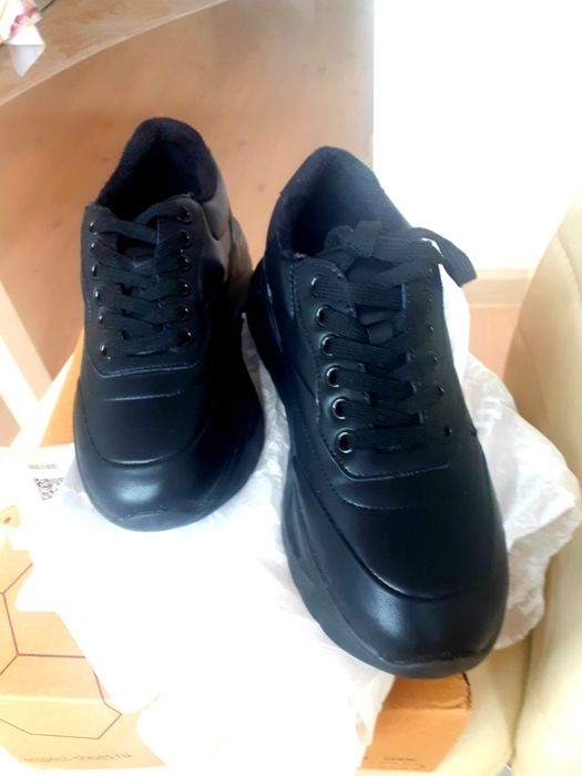 Срочно Срочно продам женс.кроссовки