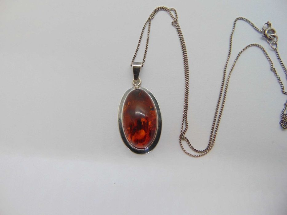 Lantisor si pandantiv din argint si chihlimbar