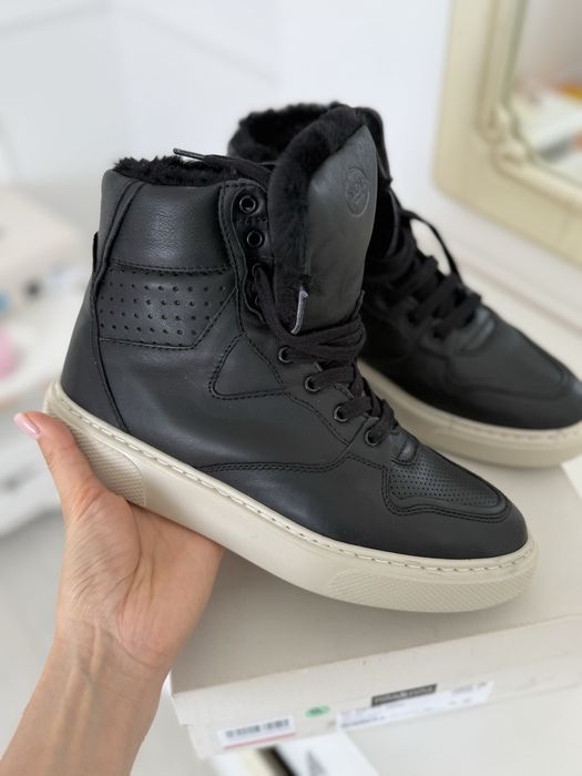 Продаю кроссовки зимние