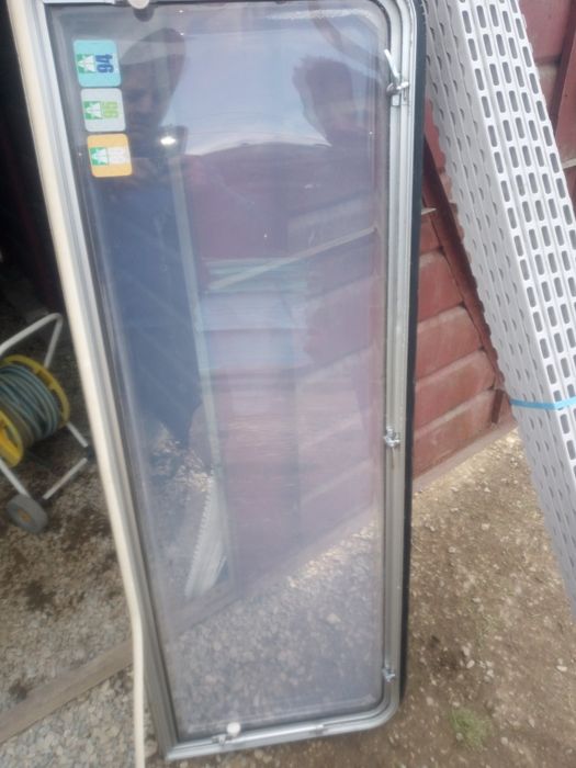 Продавам прозорци за каравана срамките