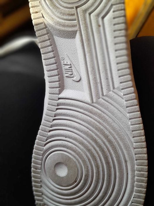 Продам кроссовки белые