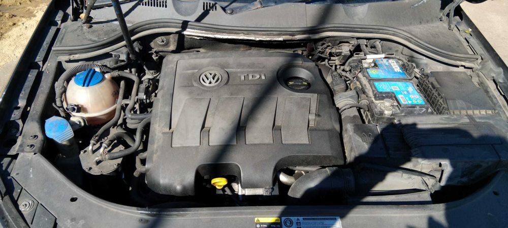 Dezmembrez Volkswagen Passat B7 1.6 TDi an 2011 cod motor CAY