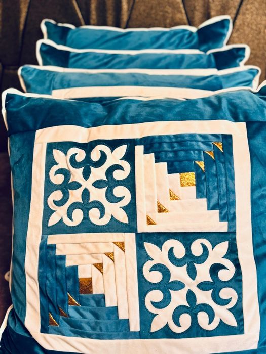 Төр көрпе жастығымен