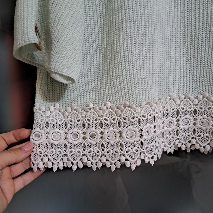 Top, pulover pana in talie
Brodat manual
De la Topshop
Marime 38 scrie