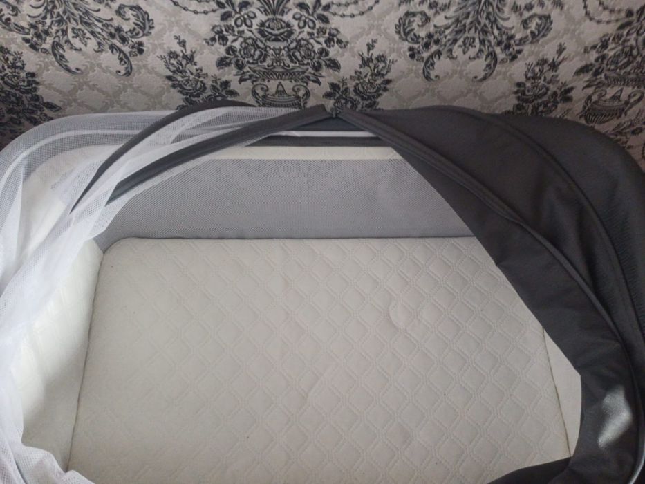 Продам манеж-кровать на колесиках..