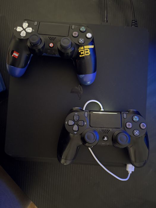 Продавам PlayStation 4 slim 500GB с два джойстика и три игри