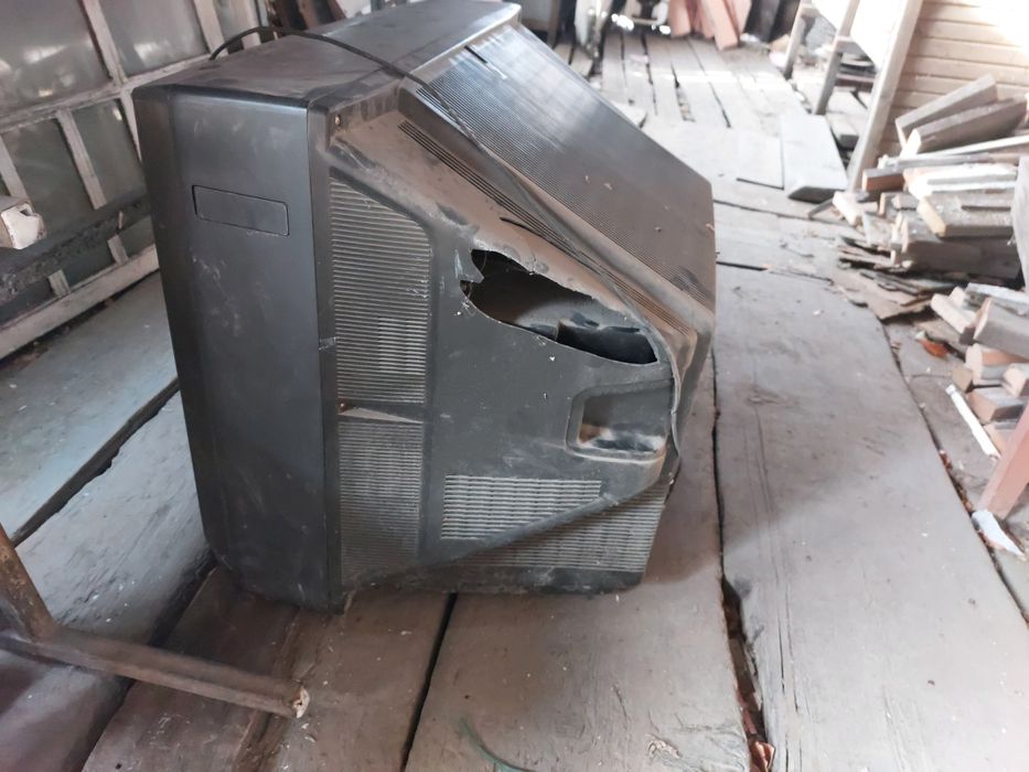 Телевизор Sony,внутри много чего есть.