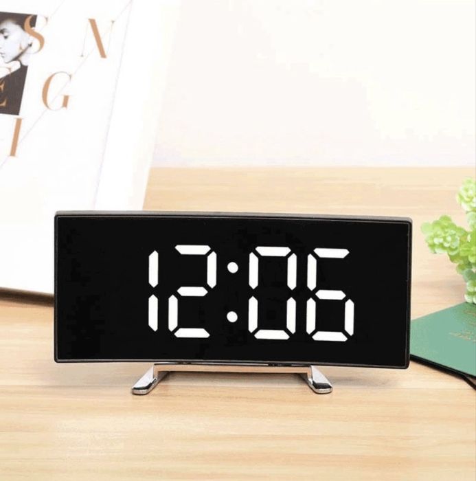 Мултифункционален настолен електронен часовник