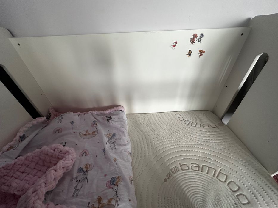 Дървена кошара с люлеещ се механизъм с  матрак (кокос и латекс)