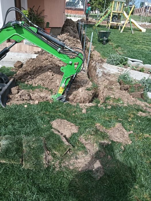 Închiriez mini excavator