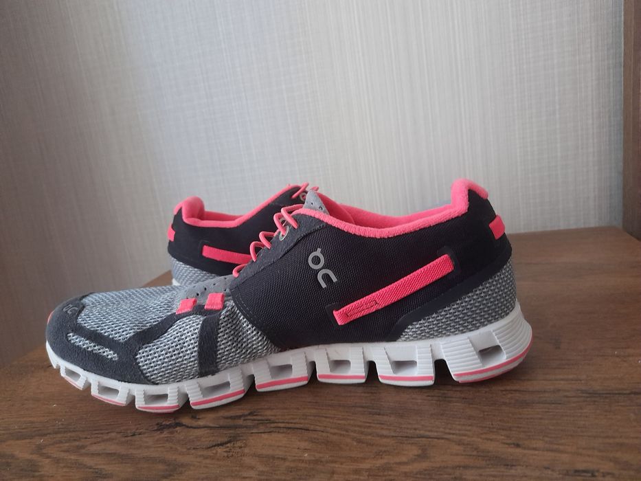 On Cloud дамски маратонки 40- 41 номер.