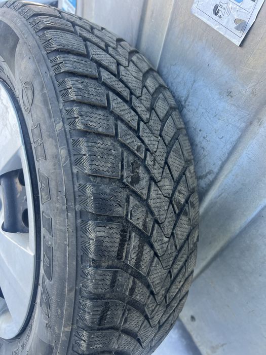 Продаю зимнюю резину 215/65/16
