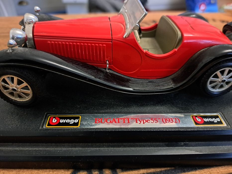 Machete masini Mercedes si Bugatti