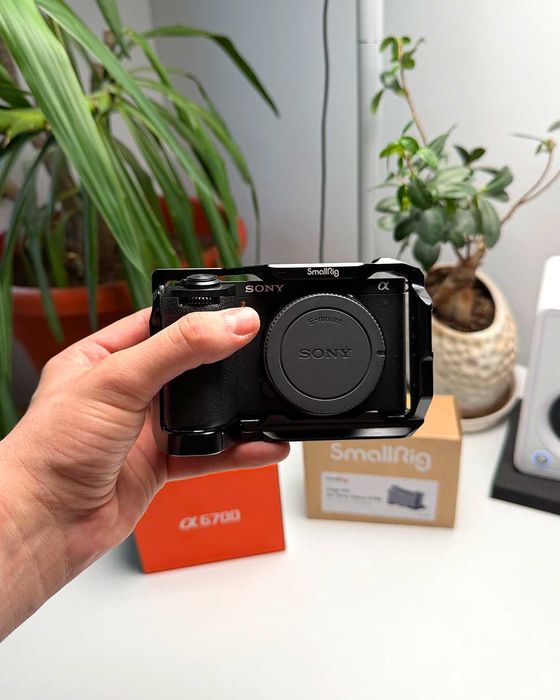 Sony A6700 (full box) + Cage SmallRig