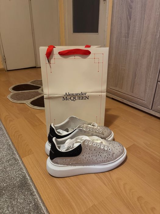 Vând Alexander Mcqueen cu pietricele
