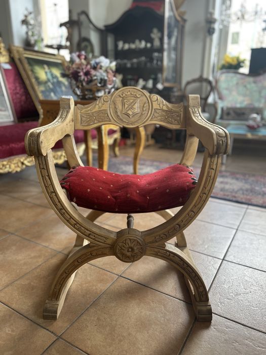 Scaun Savonarola sculptаt