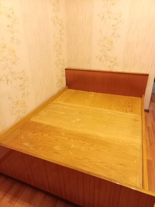 Продам хорошую кровать и тумбочки!