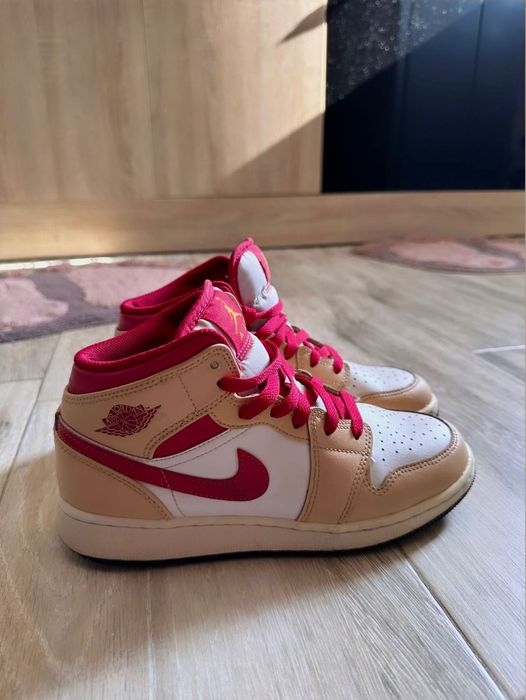 Adidași Air Jordan 1 Mid beige red