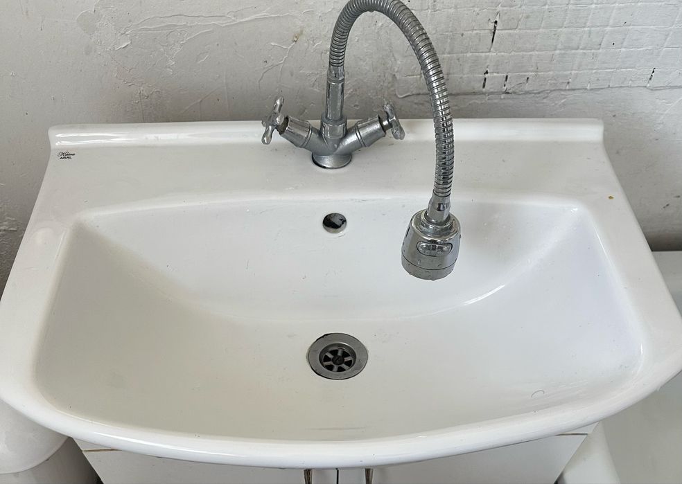 Продам ТВ 75, ванну и раковину