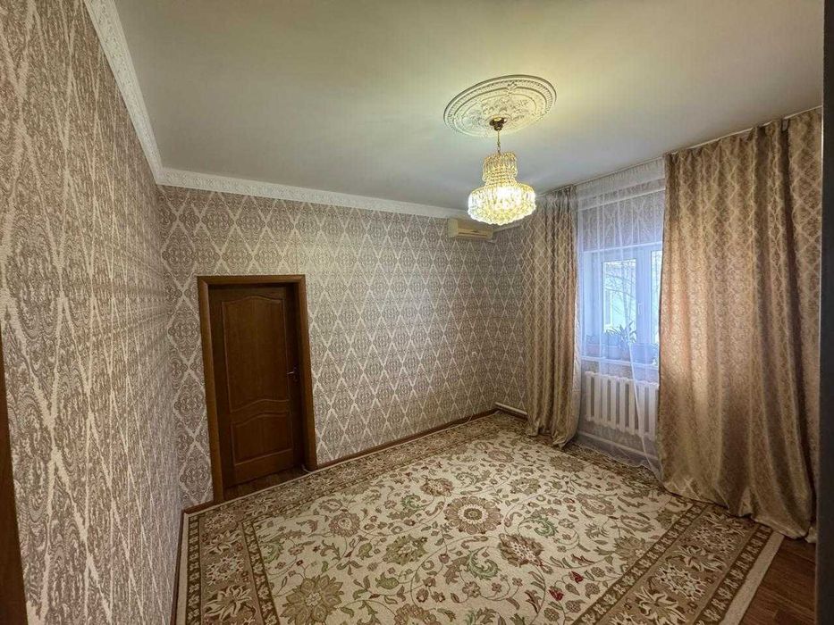 Продаётся участок с двумя домами и дополнительными постройками.