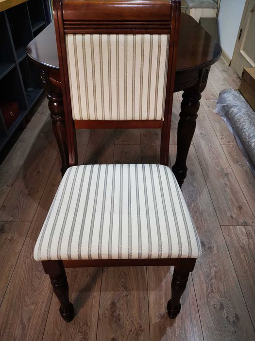 Продается Стол и стулья