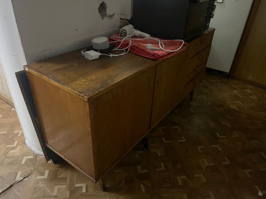 Комод из натурального дерева.