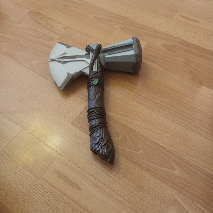 Чука и брадвата на Тор