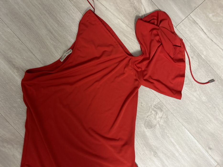 2 body-uri Zara, mar M: unul negru si unul rosu