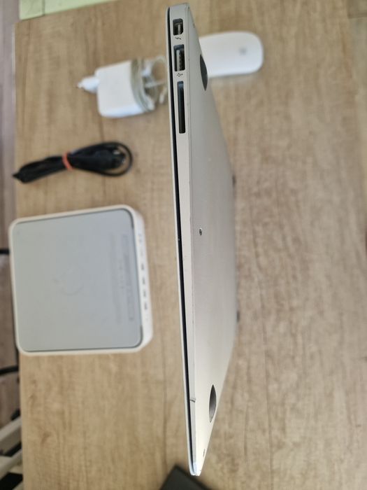 Macbook air 2017 I7, 8GB RAM, Time capsule 2 TB, Magic Mouse