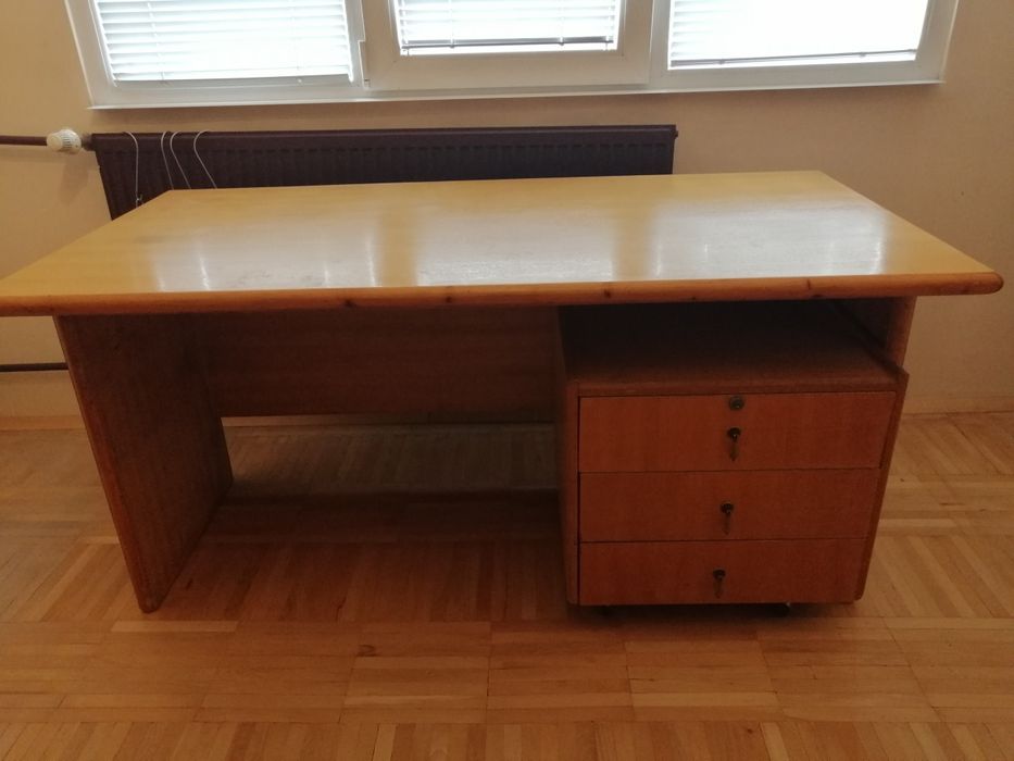 Спешно! Директорско дървено бюро и контейнер