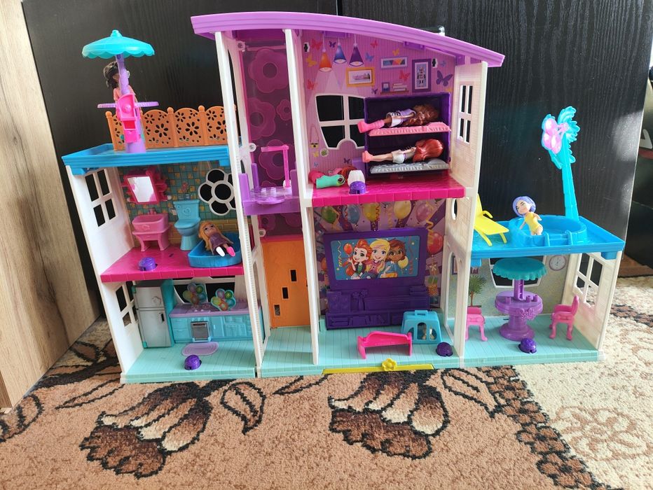 Къща за кукли с пет кукли