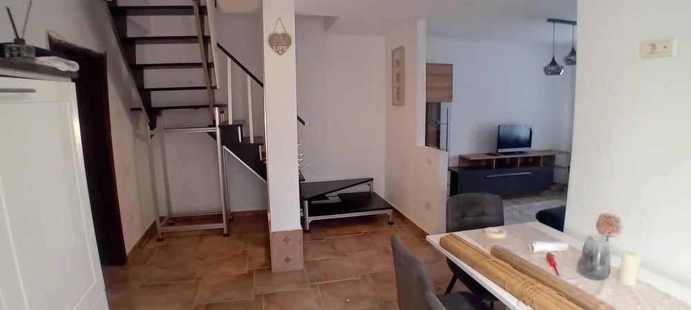 Inchiriez ap 3 camere la casa
