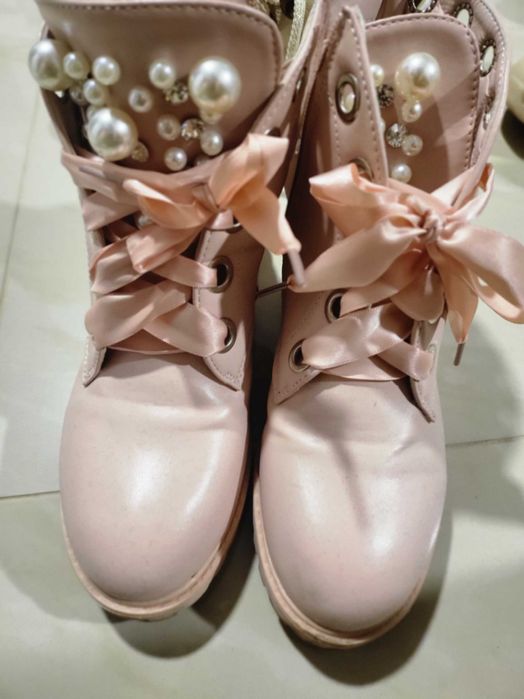 Ghete roz elegante cu perle și panglici mărimea 36 foarte puțin purtat